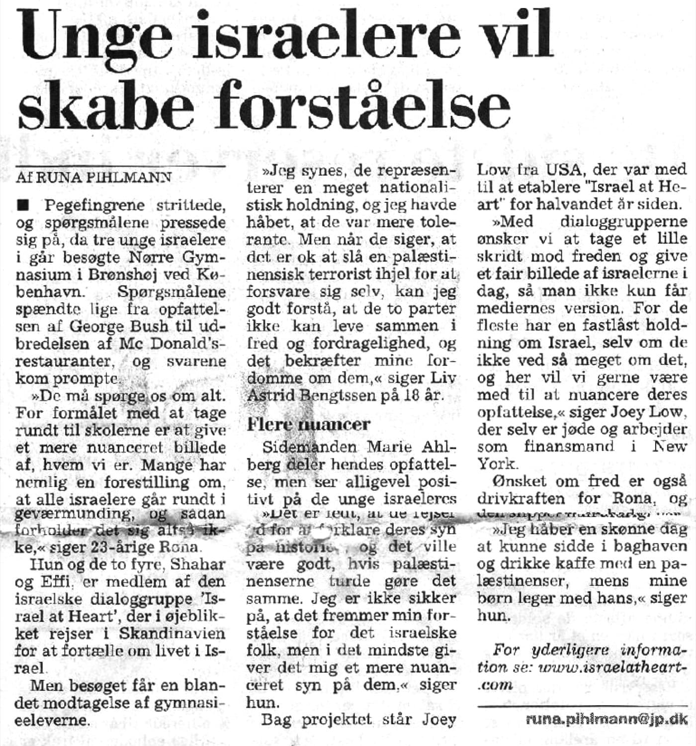 A Danish newspaper article headlined 'Unge israelere vil skabe forstaelse'.